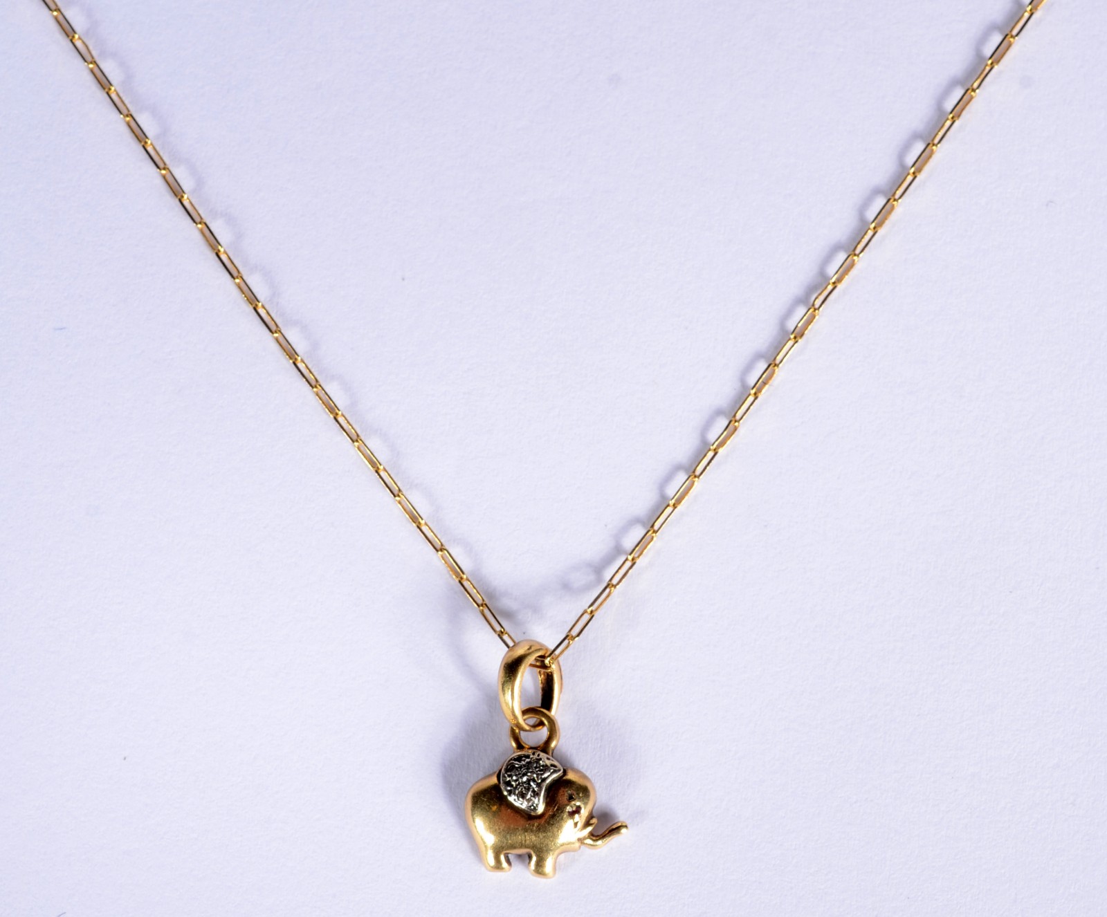 Colar com pendente na forma de elefante de ouro 18 k., contraste 750... - foto 1 de 8
