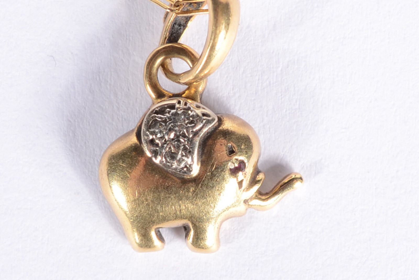Colar com pendente na forma de elefante de ouro 18 k., contraste 750... - foto 5 de 8