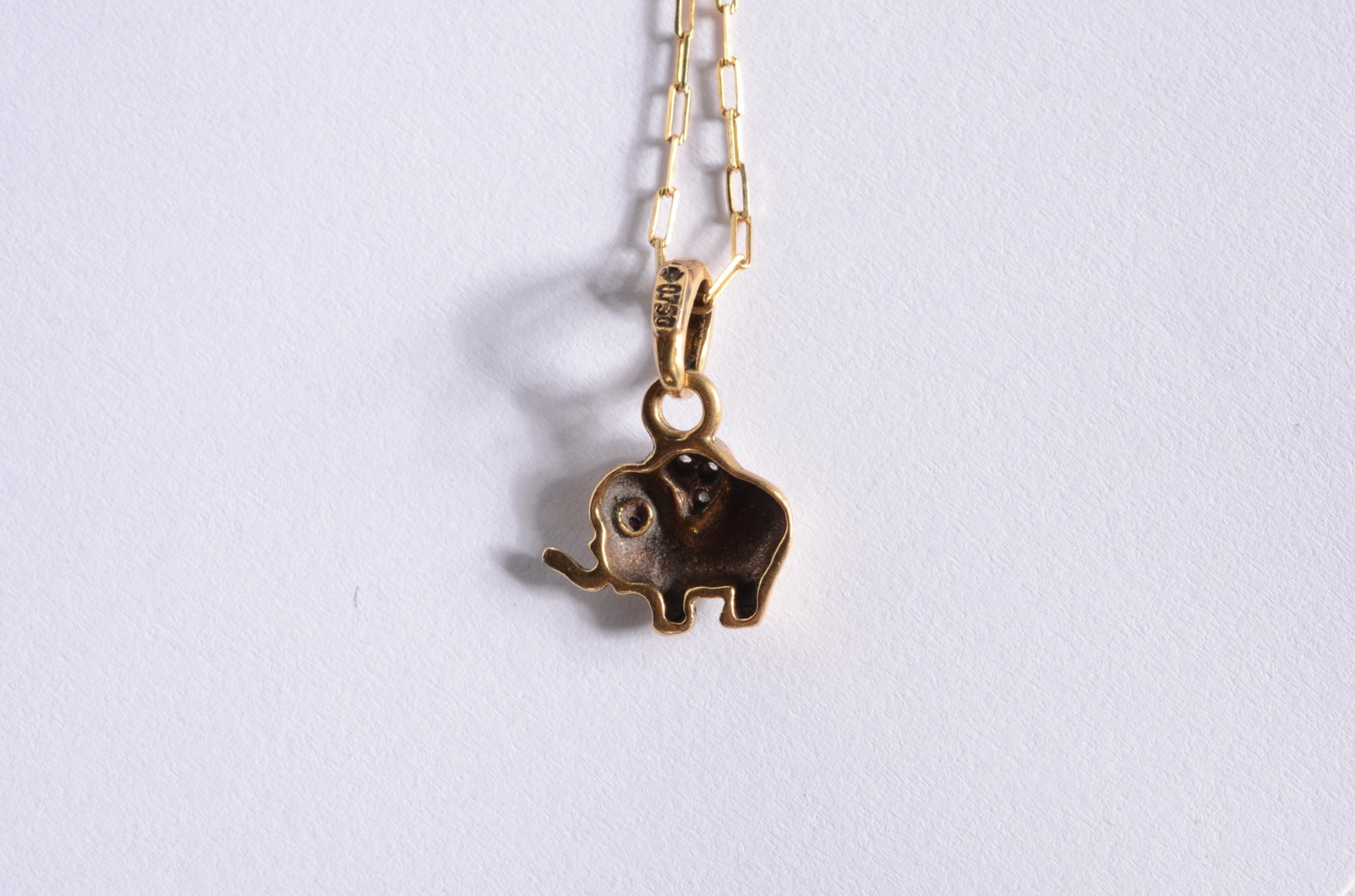 Colar com pendente na forma de elefante de ouro 18 k., contraste 750... - foto 6 de 8