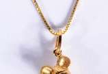 Colar com pendente de ouro 18 k., contraste 750... - Colar com pendente de ouro 18 k., contraste 750 mls . (Por motivos de segurança a peça não se encontra na loja).