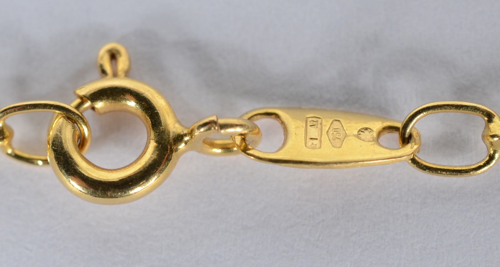 Colar com pendente na forma de cruz de ouro 18 k., contraste 750 mls... - foto 3 de 5