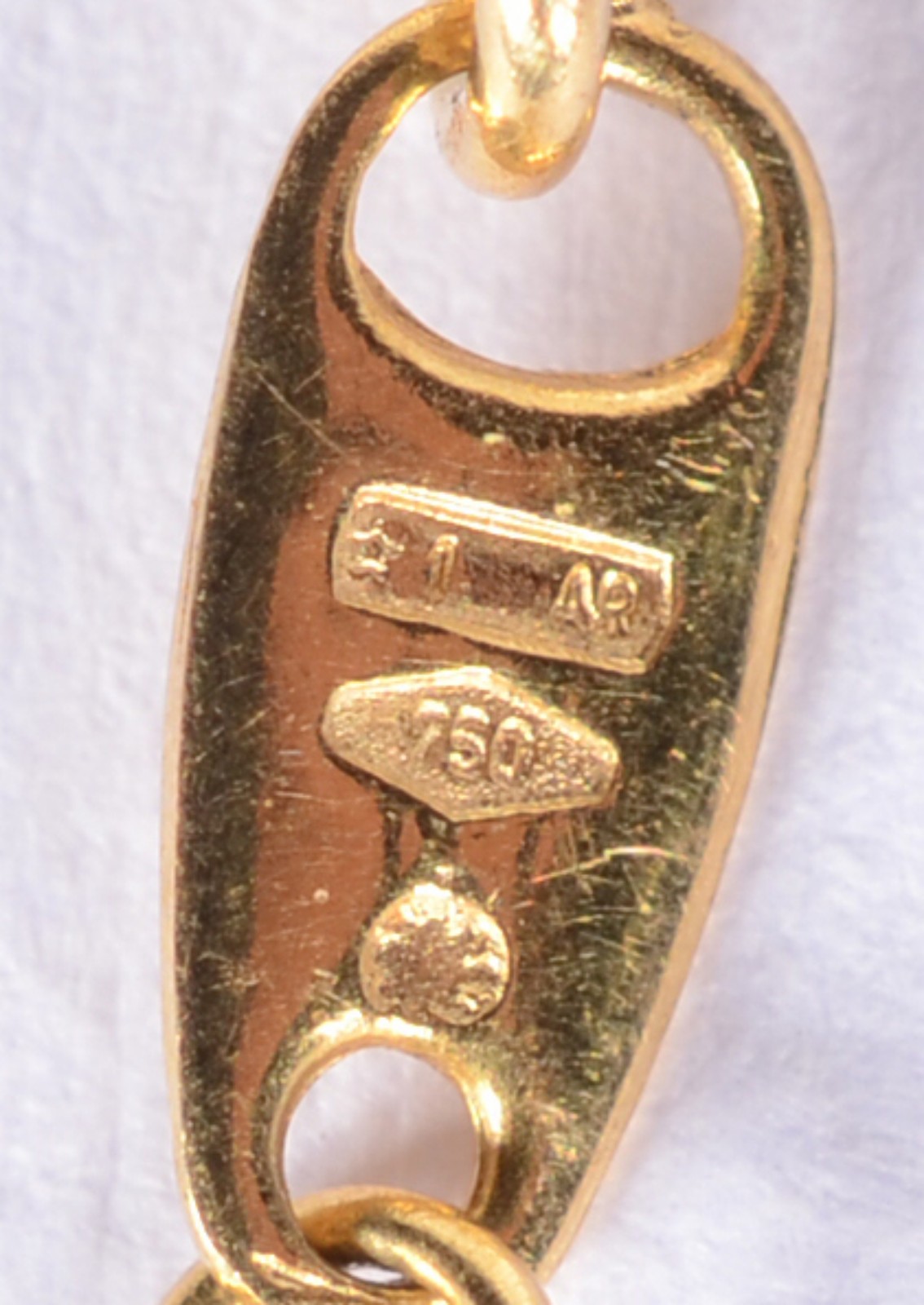 Colar com pendente na forma de cruz de ouro 18 k., contraste 750 mls... - foto 4 de 5