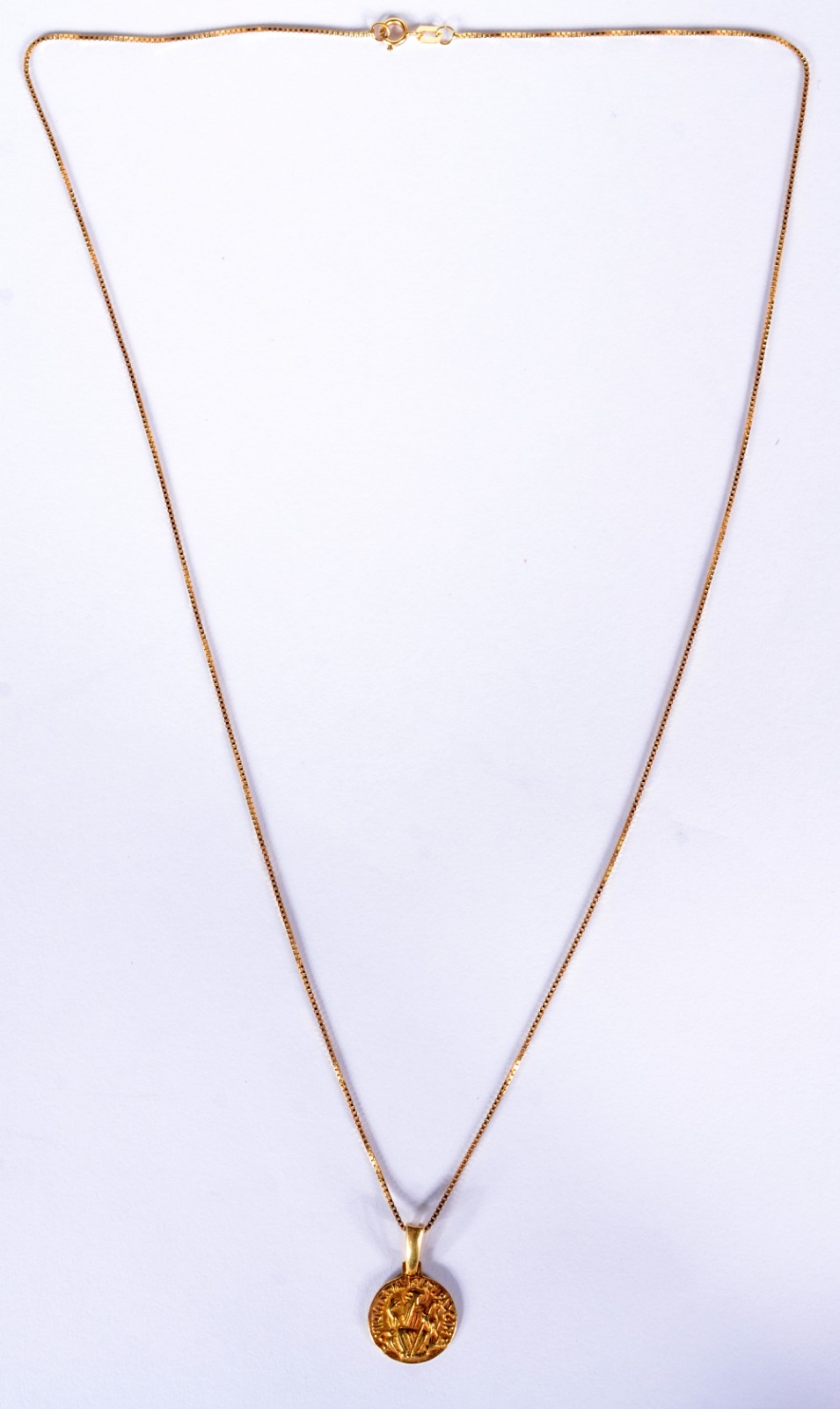 Colar de ouro 18 k., contraste 750 mls com pendente sacro. (Por... - foto 1 de 5