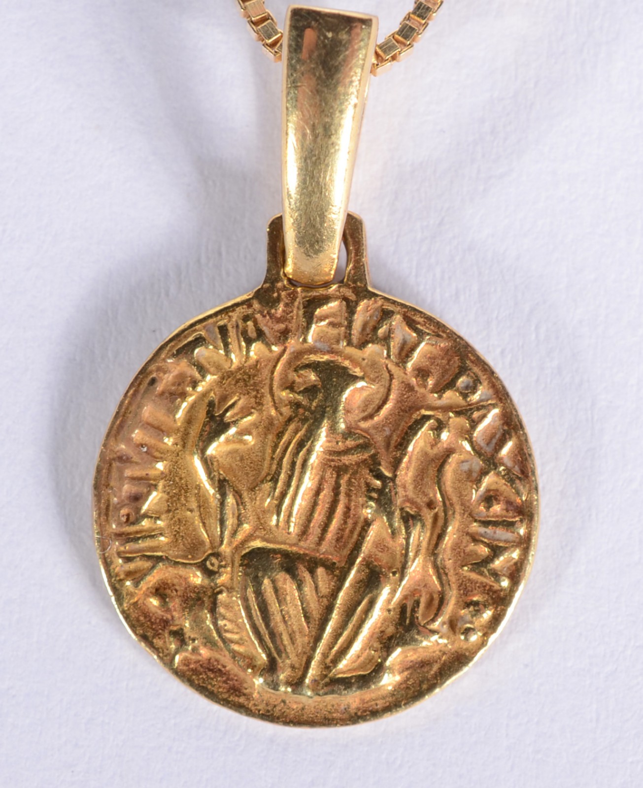 Colar de ouro 18 k., contraste 750 mls com pendente sacro. (Por... - foto 2 de 5