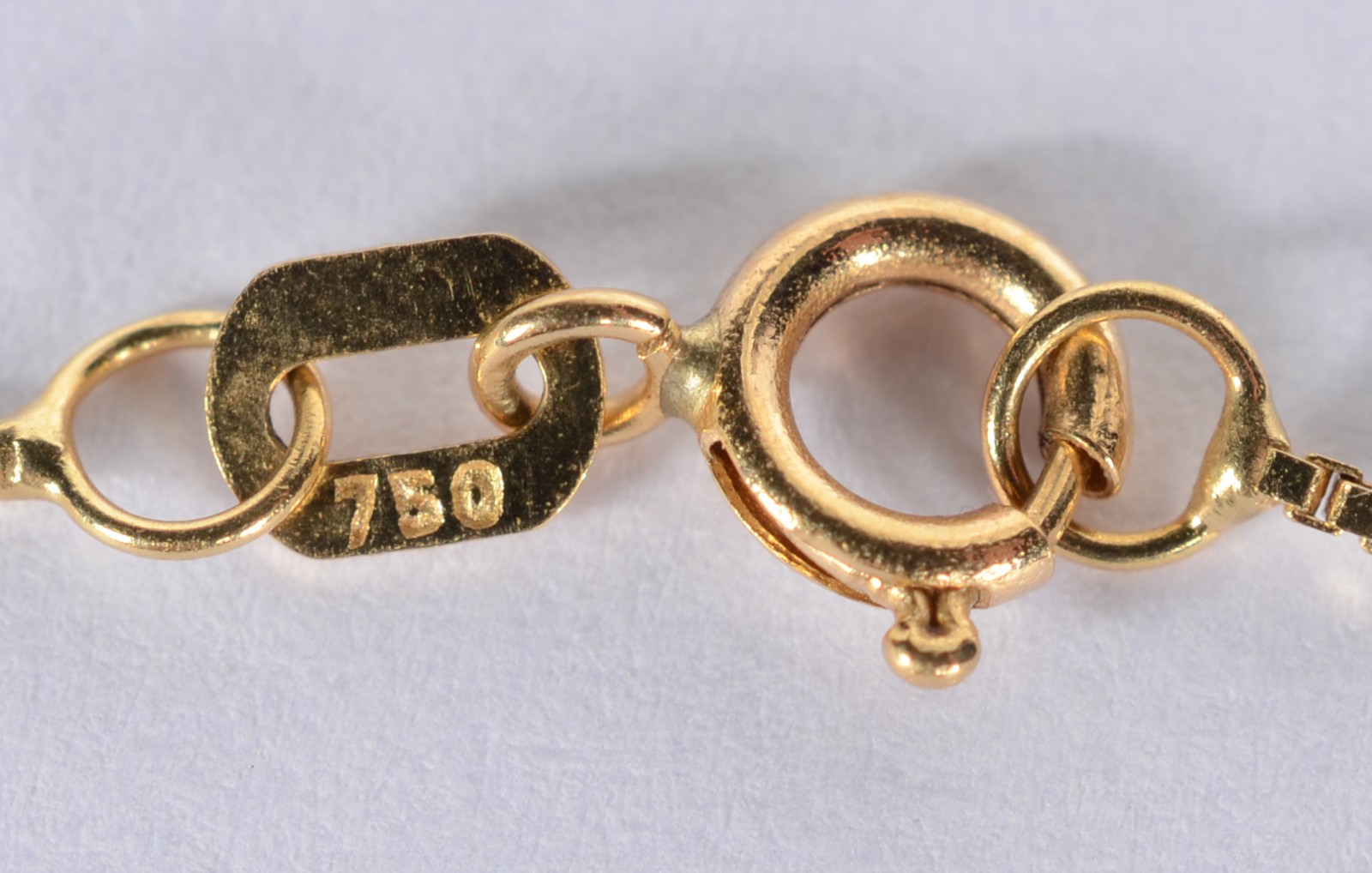 Colar de ouro 18 k., contraste 750 mls com pendente sacro. (Por... - foto 3 de 5