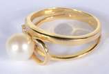 Anel de ouro 18 k., contraste 750 mls com perol... - Anel de ouro 18 k., contraste 750 mls com perola e um brilhante, aro 16. (Por motivos de segurança a peça não se encontra na loja).