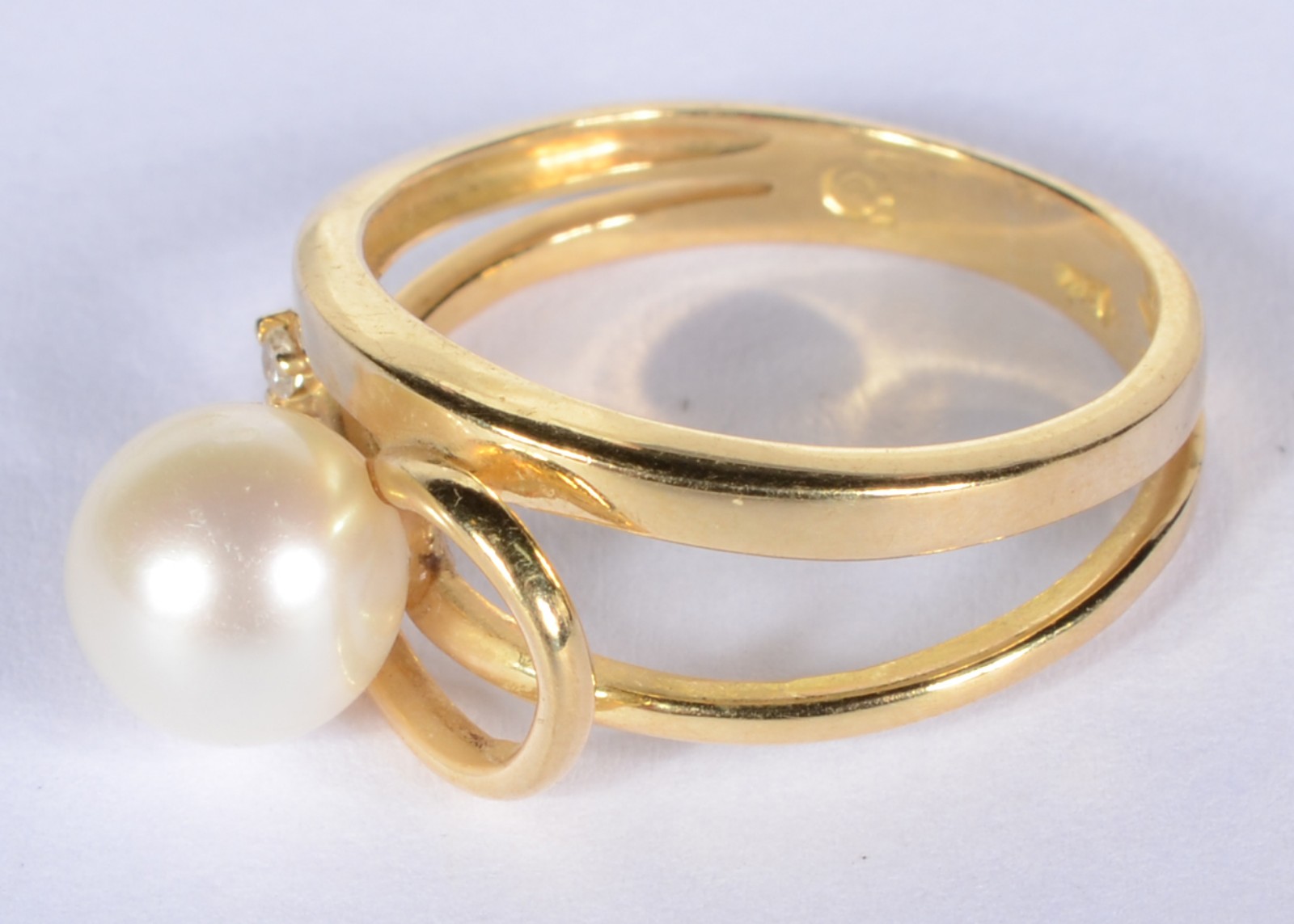 Anel de ouro 18 k., contraste 750 mls com perola e um brilhante, aro... - foto 1 de 6