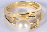 Anel de ouro 18 k., contraste 750 mls com perol... - Anel de ouro 18 k., contraste 750 mls com perola e um brilhante, aro 16. (Por motivos de segurança a peça não se encontra na loja).