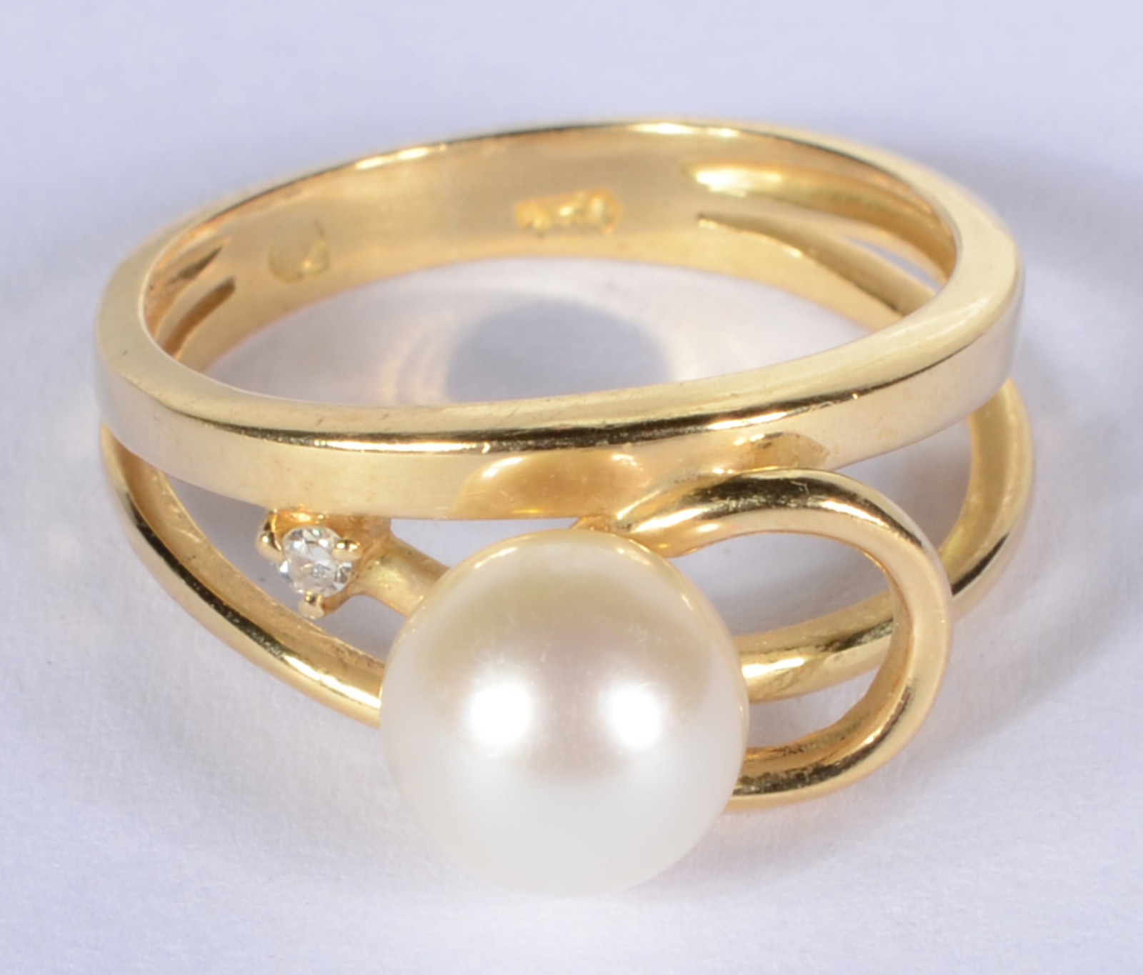 Anel de ouro 18 k., contraste 750 mls com perola e um brilhante, aro... - foto 2 de 6