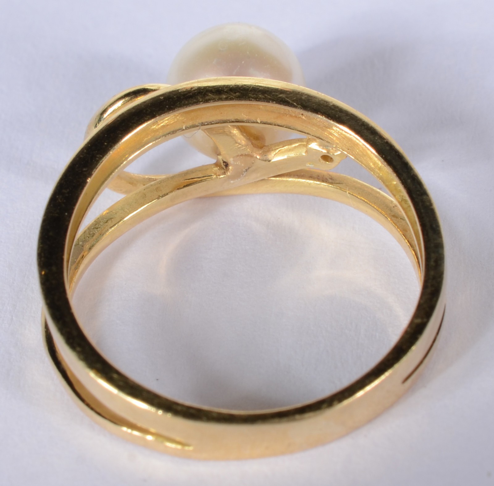 Anel de ouro 18 k., contraste 750 mls com perola e um brilhante, aro... - foto 3 de 6