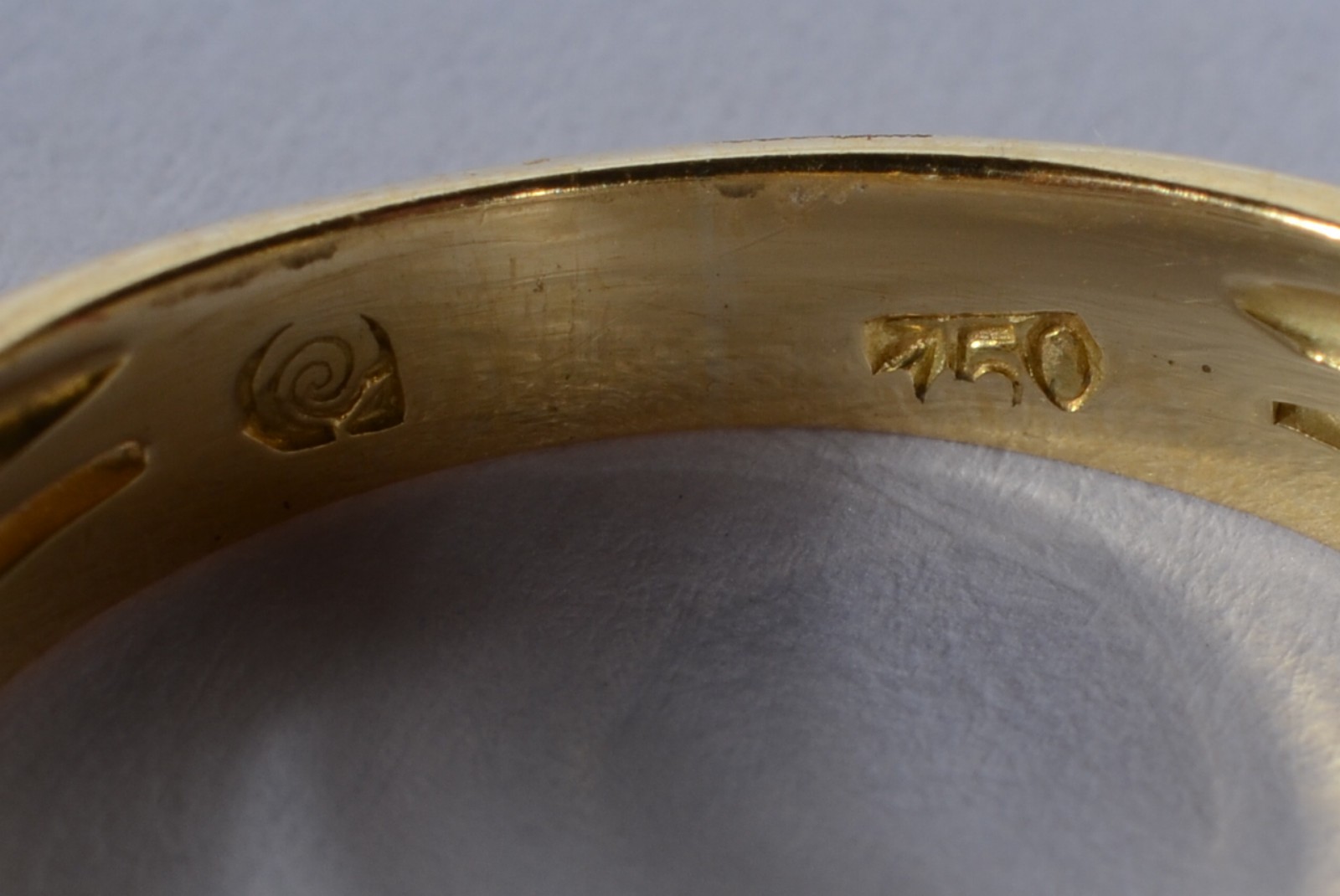 Anel de ouro 18 k., contraste 750 mls com perola e um brilhante, aro... - foto 4 de 6