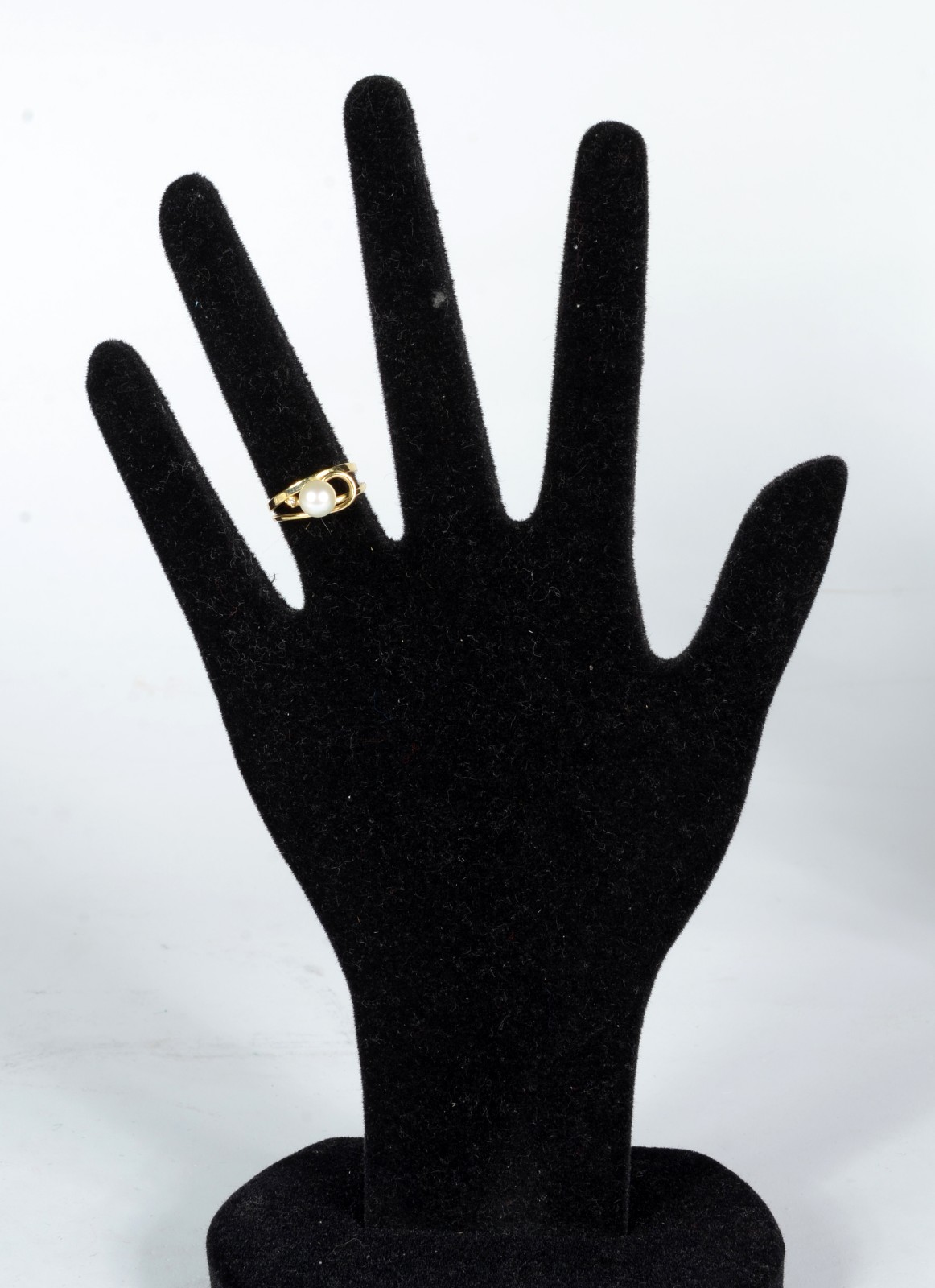 Anel de ouro 18 k., contraste 750 mls com perola e um brilhante, aro... - foto 5 de 6