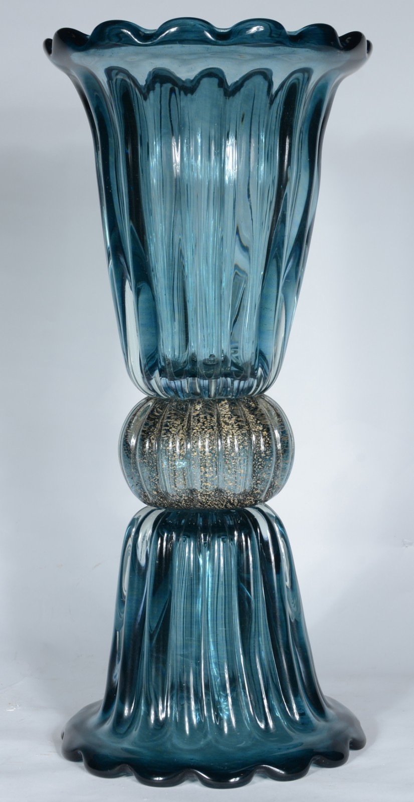 Floreira de vidro decorativo azul trabalhada em gomos com pó de ouro. - foto 1 de 9