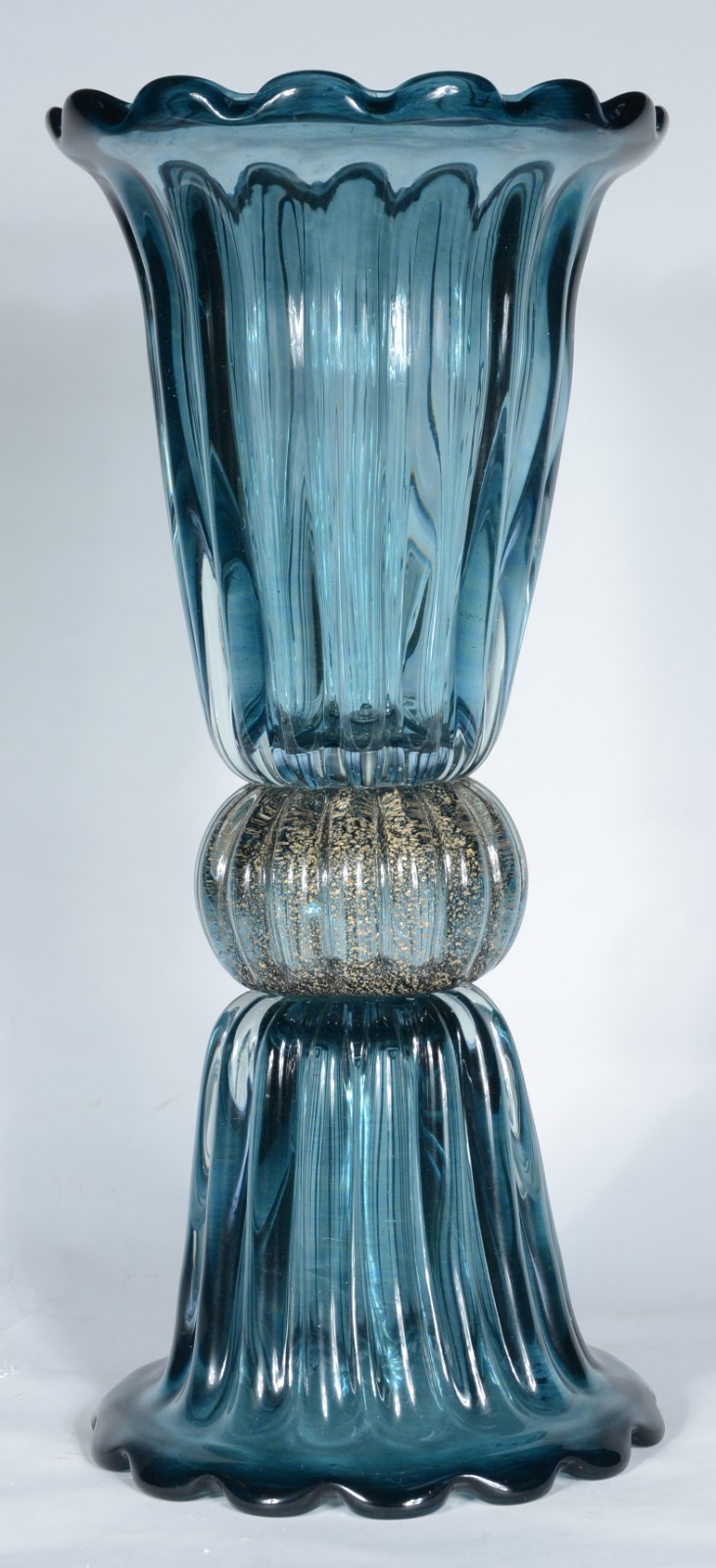 Floreira de vidro decorativo azul trabalhada em gomos com pó de ouro. - foto 2 de 9