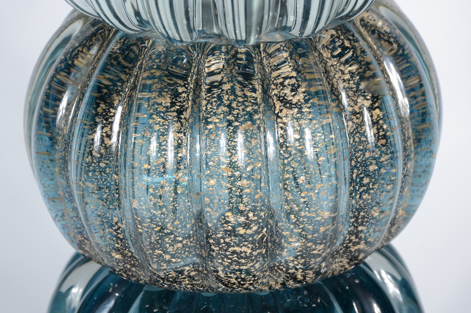 Floreira de vidro decorativo azul trabalhada em gomos com pó de ouro. - foto 3 de 9