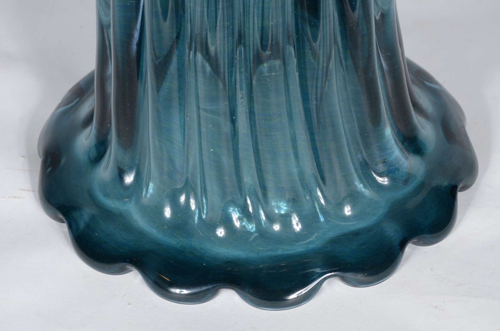 Floreira de vidro decorativo azul trabalhada em gomos com pó de ouro. - foto 4 de 9