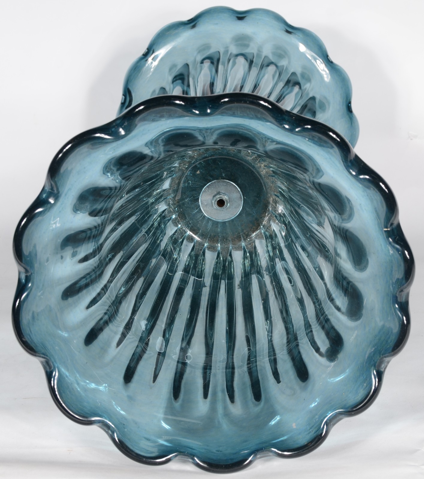 Floreira de vidro decorativo azul trabalhada em gomos com pó de ouro. - foto 6 de 9