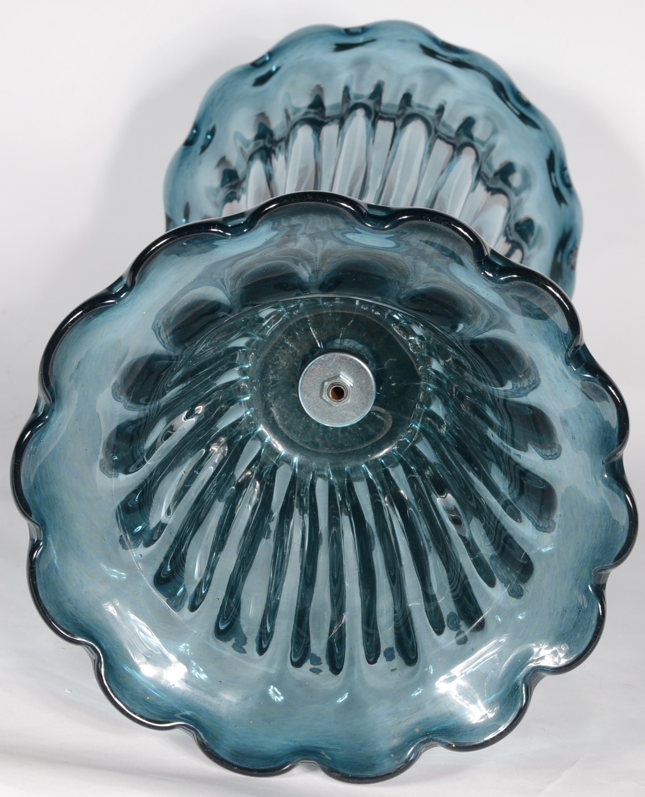 Floreira de vidro decorativo azul trabalhada em gomos com pó de ouro. - foto 8 de 9
