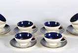 Rosenthal (1907),  - Conjunto com 10 xícaras de café com pires de porcelana Rosenthal com tarjas azul cobalto e frisos dourados. Uma delas com fio de cabelo.
