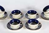 Rosenthal (1907),  - Conjunto com 10 xícaras de café com pires de porcelana Rosenthal com tarjas azul cobalto e frisos dourados. Uma delas com fio de cabelo.