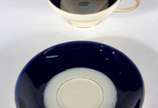 Rosenthal (1907),  - Conjunto com 10 xícaras de café com pires de porcelana Rosenthal com tarjas azul cobalto e frisos dourados. Uma delas com fio de cabelo.