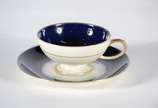 Rosenthal (1907),  - Conjunto com 10 xícaras de café com pires de porcelana Rosenthal com tarjas azul cobalto e frisos dourados. Uma delas com fio de cabelo.