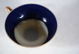 Rosenthal (1907),  - Conjunto com 10 xícaras de café com pires de porcelana Rosenthal com tarjas azul cobalto e frisos dourados. Uma delas com fio de cabelo.