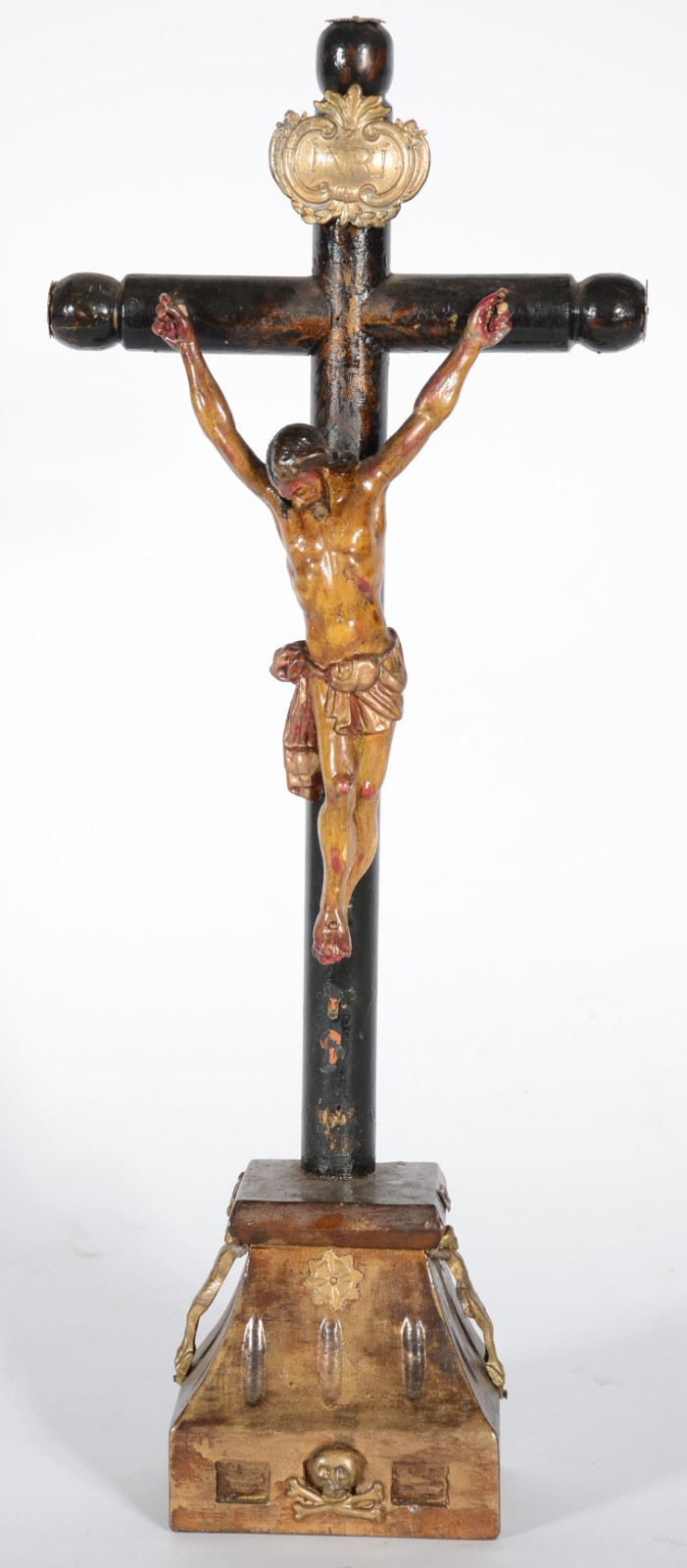 Crucifixo de madeira com figura de Cristo policromado. - foto 1 de 10