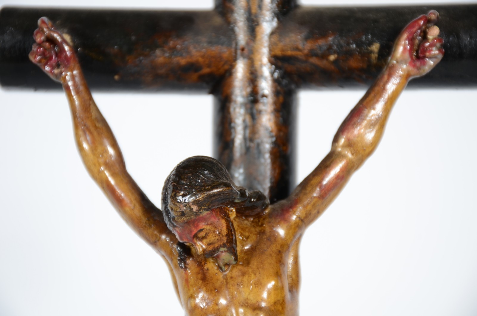 Crucifixo de madeira com figura de Cristo policromado. - foto 3 de 10