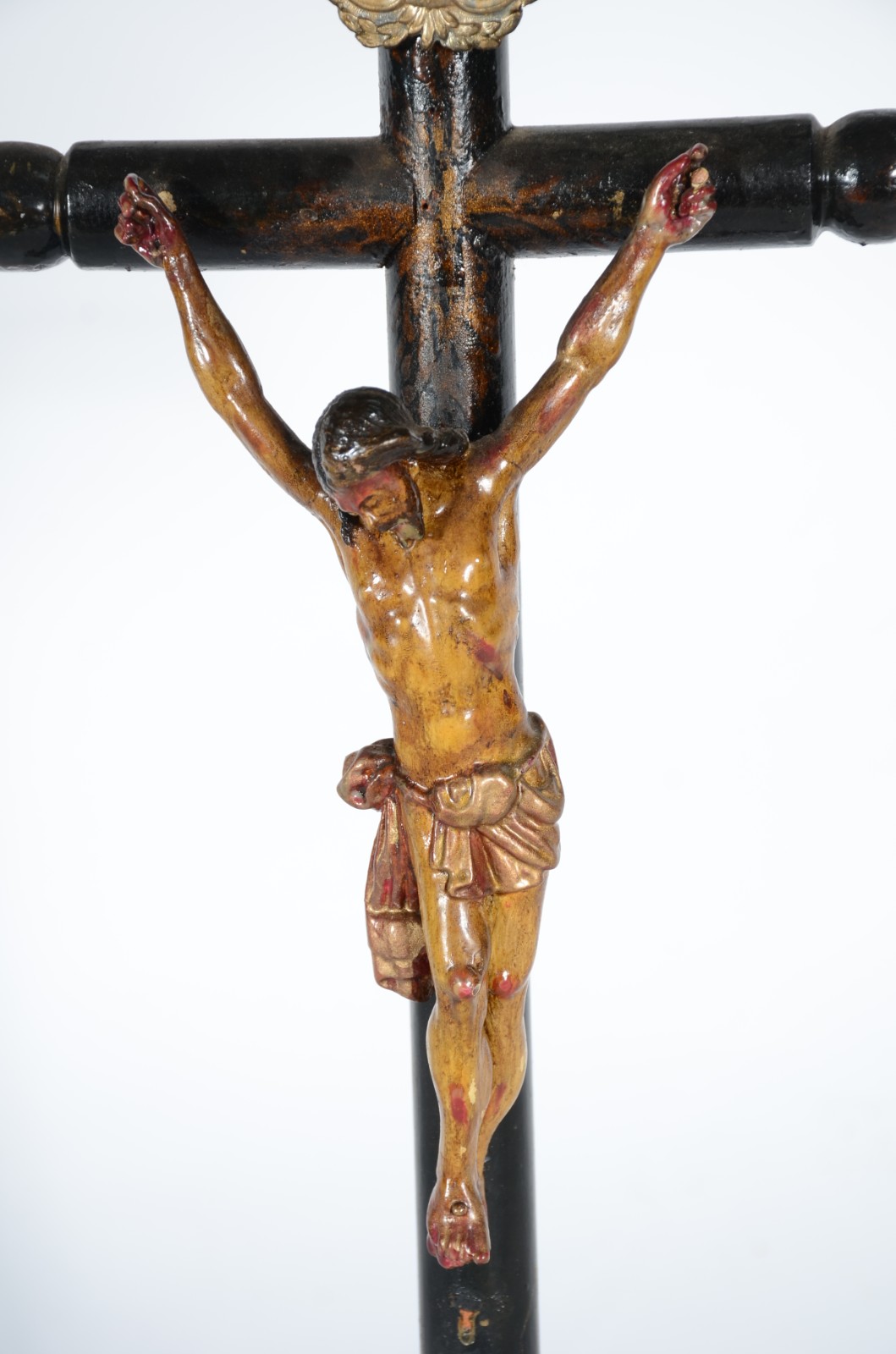 Crucifixo de madeira com figura de Cristo policromado. - foto 4 de 10