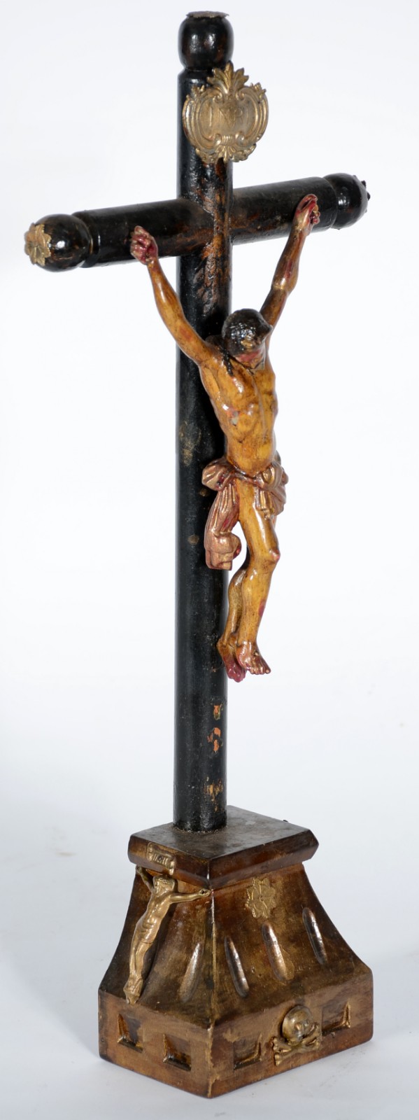 Crucifixo de madeira com figura de Cristo policromado. - foto 5 de 10