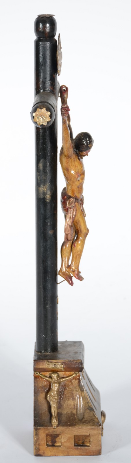 Crucifixo de madeira com figura de Cristo policromado. - foto 6 de 10