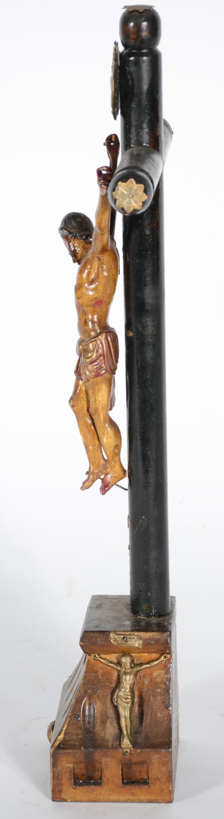 Crucifixo de madeira com figura de Cristo policromado. - foto 9 de 10