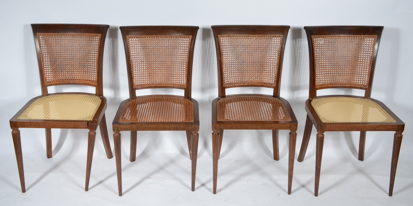 Conjunto com quatro cadeiras de madeira nobre, pernas frontais... - foto 1 de 5
