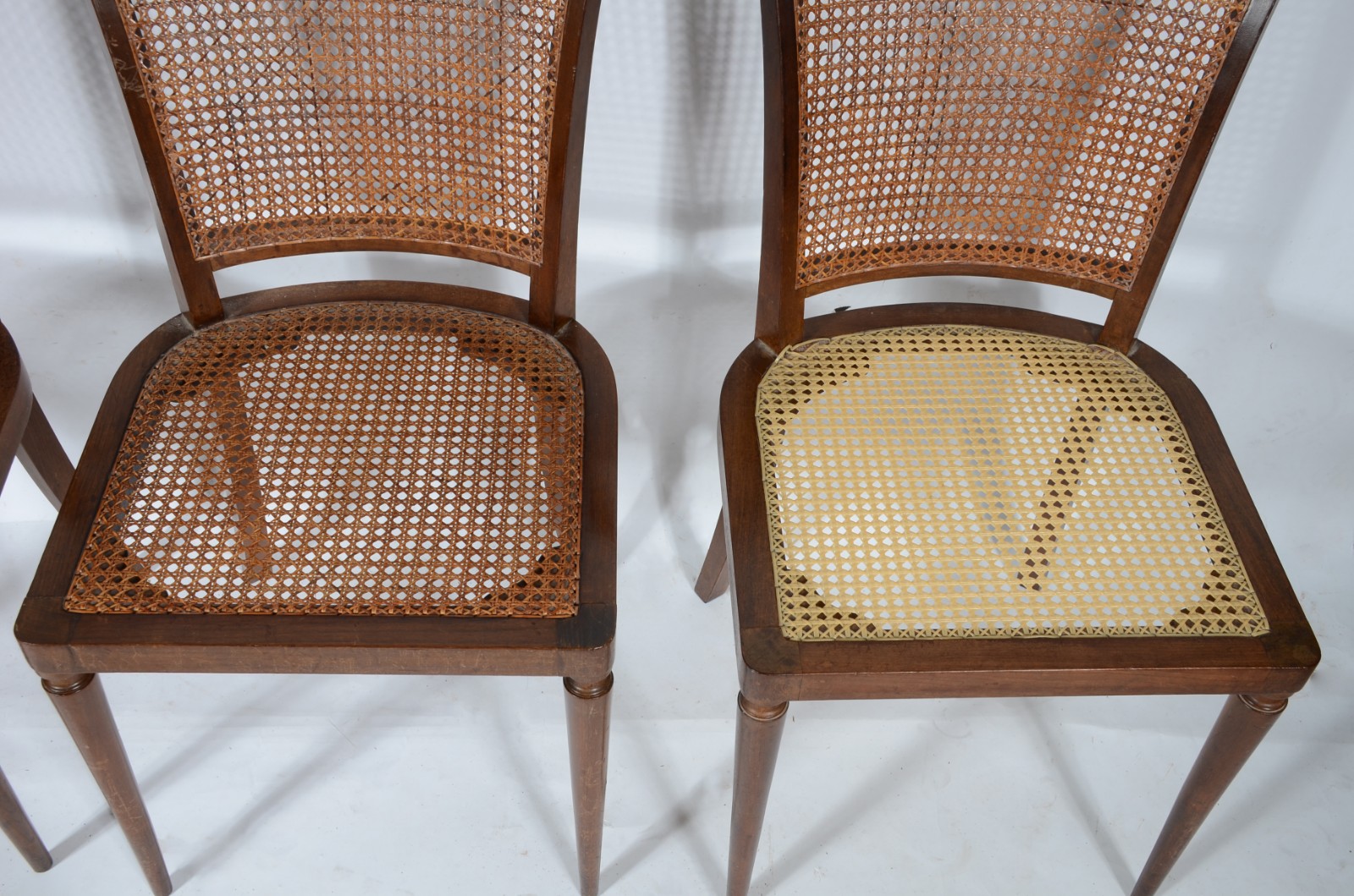 Conjunto com quatro cadeiras de madeira nobre, pernas frontais... - foto 4 de 5