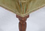 Genuflexório de madeira nobre com detalhes torn... - Genuflexório de madeira nobre com detalhes torneados, parte inferior estofada e forrada com veludo verde (desgastes no veludo).
