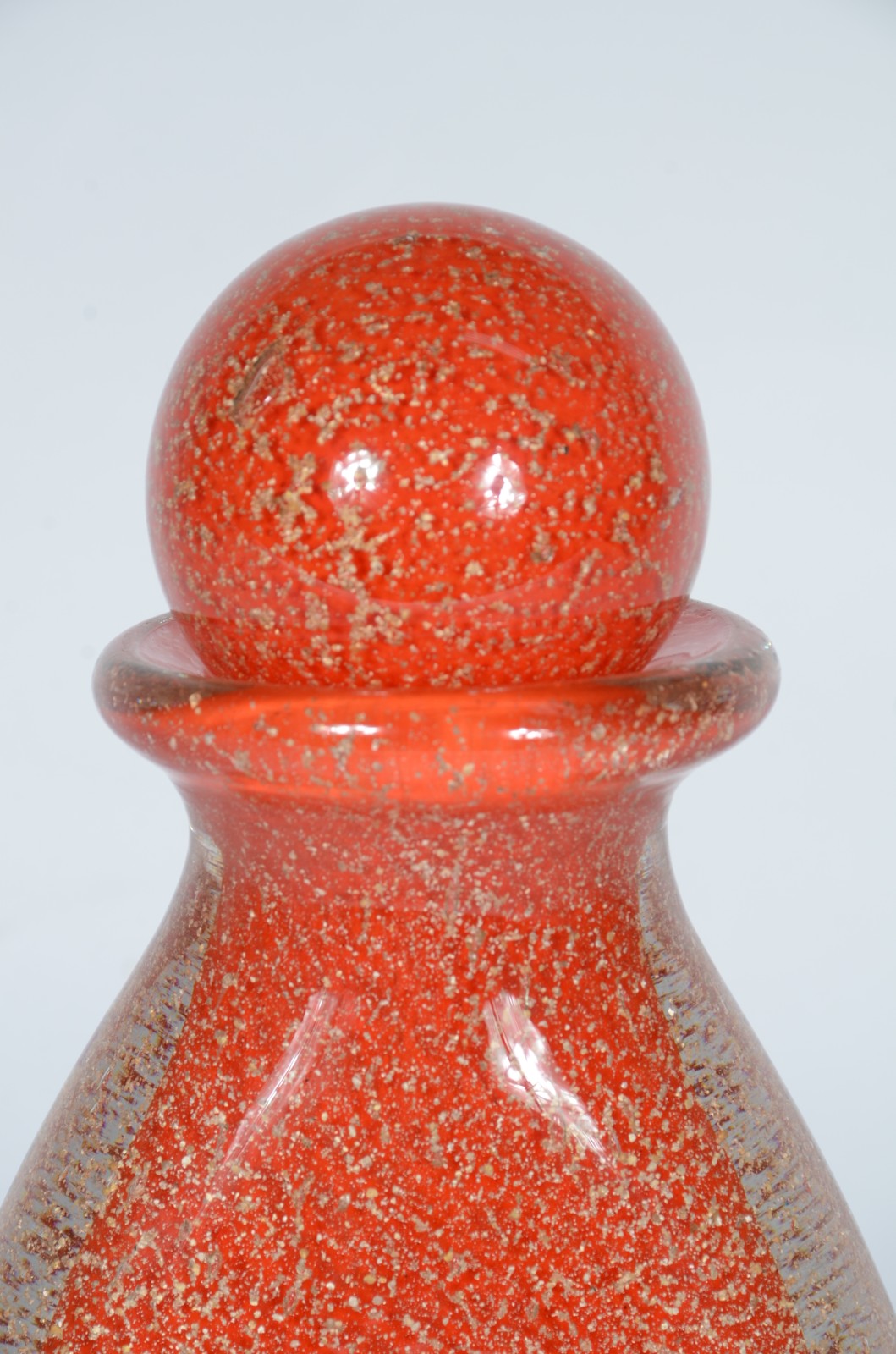 Garrafa de vidro decorativo na cor laranja com pó de ouro. - foto 2 de 7