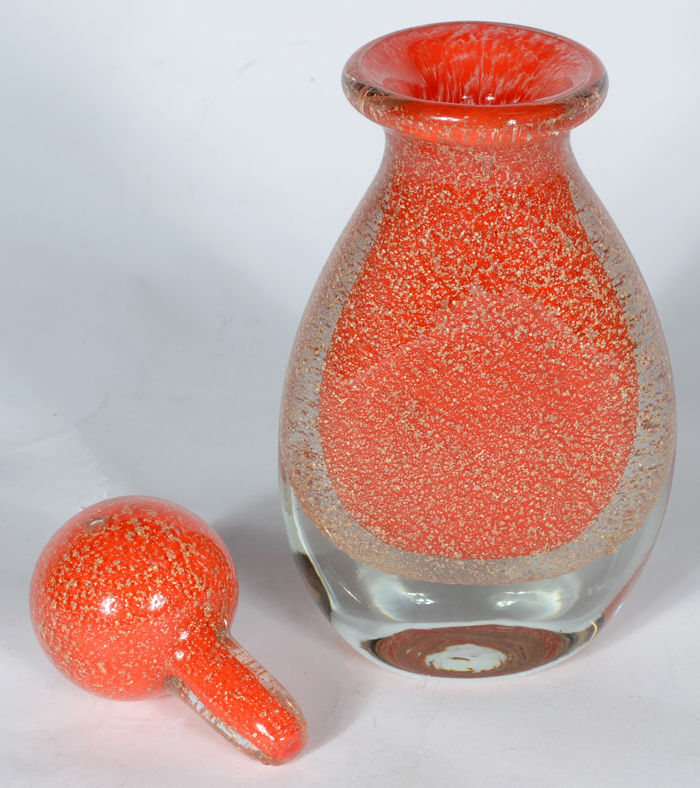 Garrafa de vidro decorativo na cor laranja com pó de ouro. - foto 3 de 7