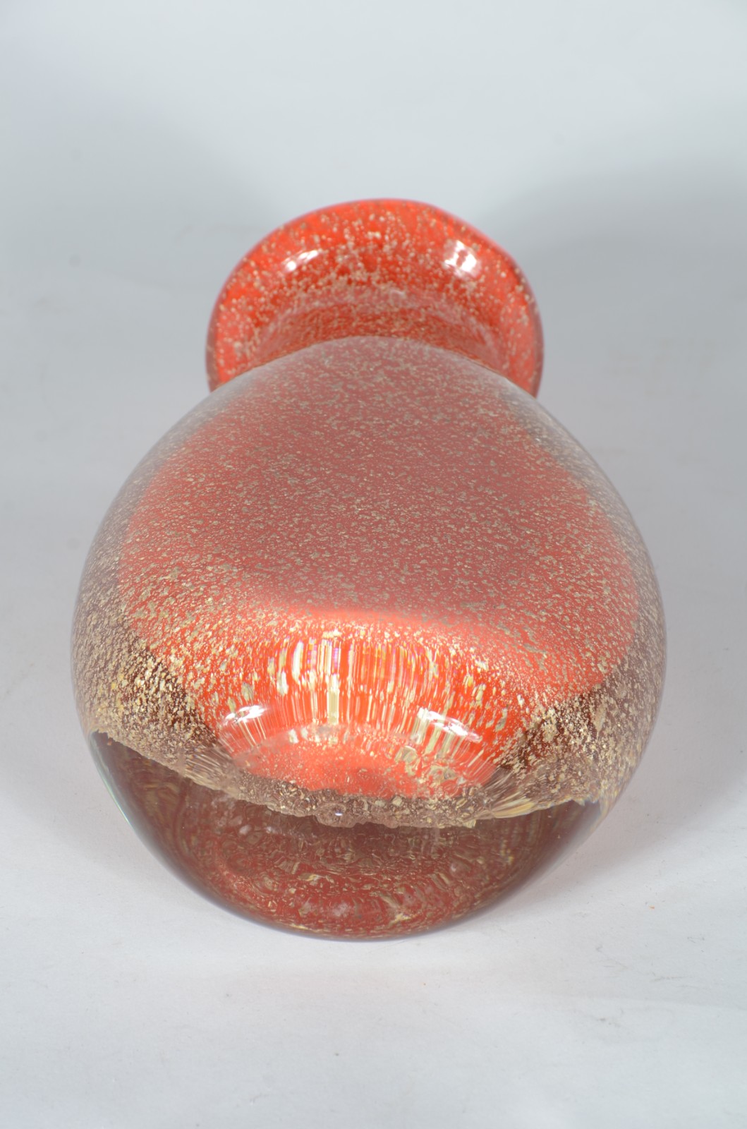 Garrafa de vidro decorativo na cor laranja com pó de ouro. - foto 6 de 7