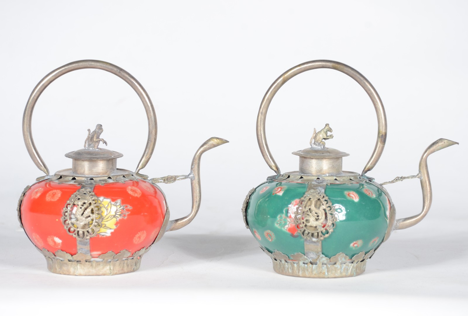 Duas pequenas chaleiras decorativas de metal e porcelana, sendo uma... - foto 1 de 7