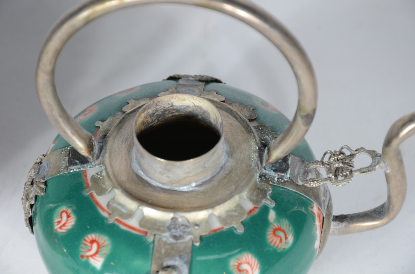Duas pequenas chaleiras decorativas de metal e porcelana, sendo uma... - foto 3 de 7