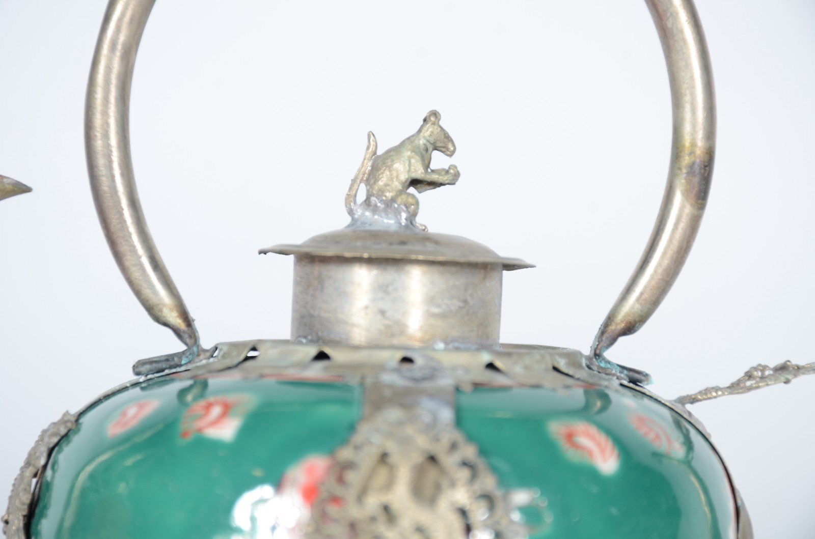 Duas pequenas chaleiras decorativas de metal e porcelana, sendo uma... - foto 4 de 7