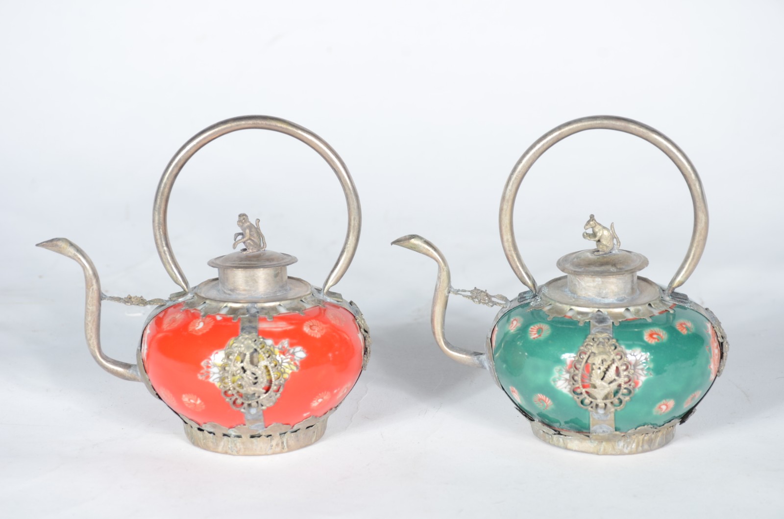 Duas pequenas chaleiras decorativas de metal e porcelana, sendo uma... - foto 5 de 7