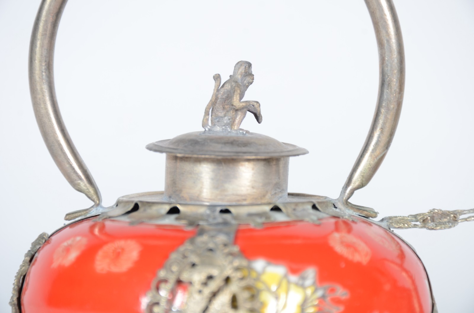 Duas pequenas chaleiras decorativas de metal e porcelana, sendo uma... - foto 6 de 7