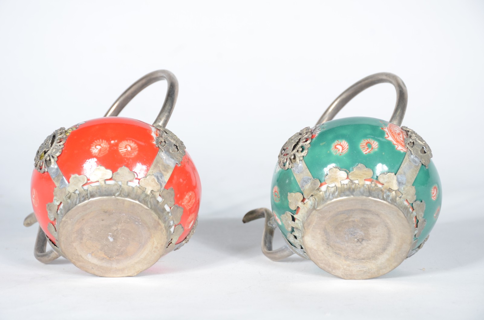 Duas pequenas chaleiras decorativas de metal e porcelana, sendo uma... - foto 7 de 7