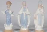 Três esculturas de porcelana policromada repres... - Três esculturas de porcelana policromada representando Virgem Maria.