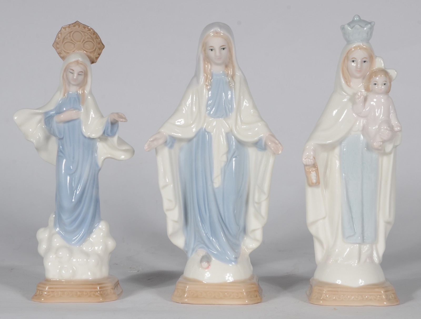 Três esculturas de porcelana policromada representando Virgem Maria. - foto 1 de 6
