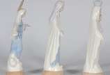 Três esculturas de porcelana policromada repres... - Três esculturas de porcelana policromada representando Virgem Maria.