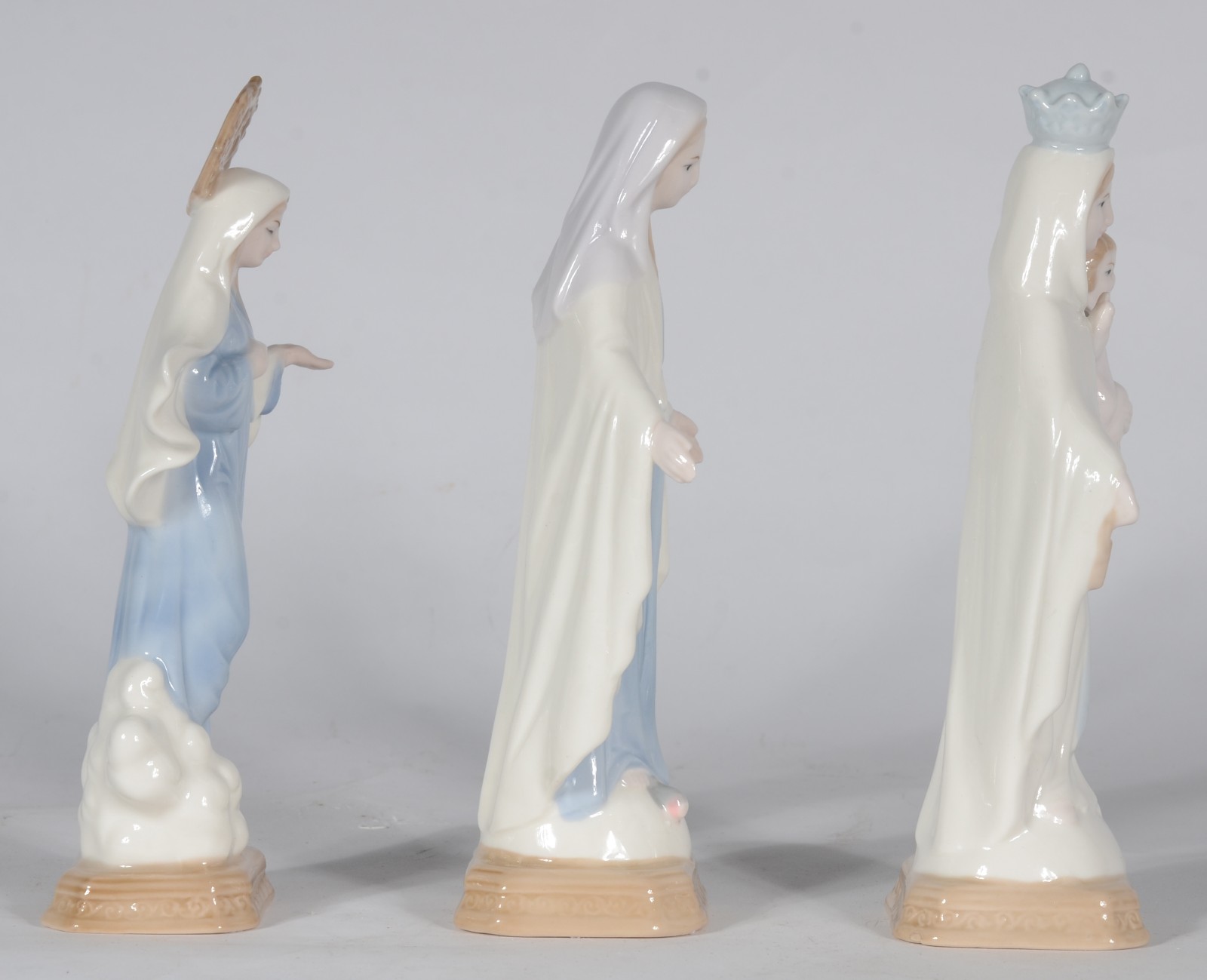 Três esculturas de porcelana policromada representando Virgem Maria. - foto 2 de 6