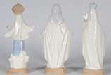 Três esculturas de porcelana policromada repres... - Três esculturas de porcelana policromada representando Virgem Maria.